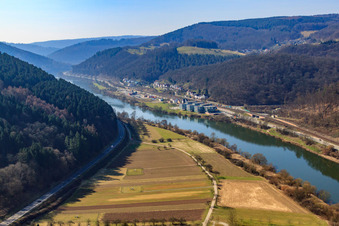Vue aérienne de Uferstraße B45 sur les rives du Neckar avec GELITA AG à Eberbach dans le département Bade-Wurtemberg, Allemagne