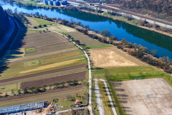 Vue aérienne de Prairies du Neckar dans l'Au à Eberbach dans le département Bade-Wurtemberg, Allemagne