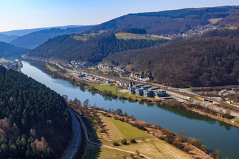 Photographie aérienne de Uferstraße B45 sur les rives du Neckar avec GELITA AG à Eberbach dans le département Bade-Wurtemberg, Allemagne