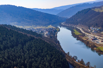 Vue aérienne de Rue Eberbacher à le quartier Pleutersbach in Eberbach dans le département Bade-Wurtemberg, Allemagne