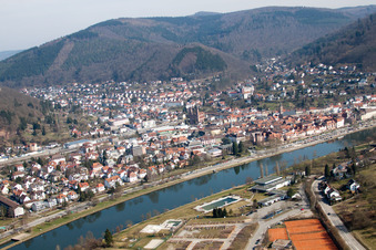 Vue aérienne de Zone riveraine du Neckar - cours de la rivière à Eberbach dans le département Bade-Wurtemberg, Allemagne