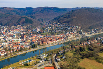 Vue oblique de Vieille ville sur les rives du Neckar vue de l'ouest à Eberbach dans le département Bade-Wurtemberg, Allemagne