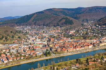 Vieille ville sur les rives du Neckar vue de l'ouest à Eberbach dans le département Bade-Wurtemberg, Allemagne hors des airs