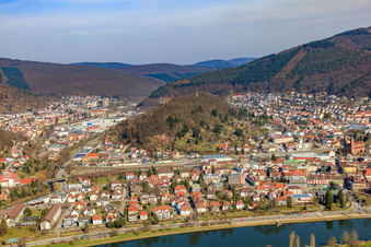 Vieille ville sur les rives du Neckar vue de l'ouest à Eberbach dans le département Bade-Wurtemberg, Allemagne vue d'en haut