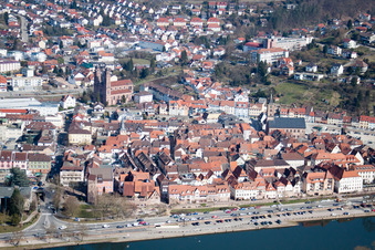 Vue aérienne de Zone riveraine du Neckar - cours de la rivière à Eberbach dans le département Bade-Wurtemberg, Allemagne
