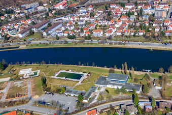 Vue aérienne de Centre de natation à Au à le quartier Neckarwimmersbach in Eberbach dans le département Bade-Wurtemberg, Allemagne
