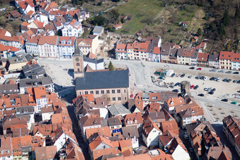 Vue aérienne de Église Eberbach dans le vieux centre-ville à Eberbach dans le département Bade-Wurtemberg, Allemagne