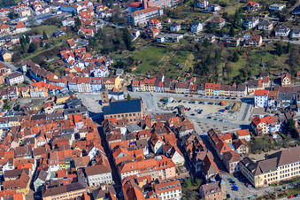 Vue aérienne de Brückenstraße x Weidenstraße avec l'église Saint-Michel à Eberbach dans le département Bade-Wurtemberg, Allemagne