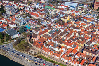 Vue aérienne de Rempart historique de la ville au Fischerbrunnen et aire de jeux au Pulverturm à Eberbach dans le département Bade-Wurtemberg, Allemagne