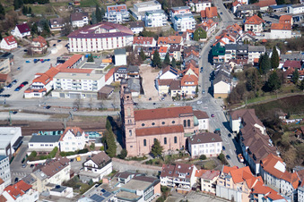 Vue aérienne de Église d'Es Nepomuk dans le centre de la vieille ville à Eberbach dans le département Bade-Wurtemberg, Allemagne