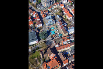 Vue aérienne de Administration municipale Eberbach à Leopoldsplatz avec fontaine aux armoiries à Eberbach dans le département Bade-Wurtemberg, Allemagne