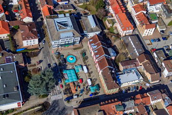 Vue aérienne de Administration municipale Eberbach à Leopoldsplatz avec fontaine aux armoiries et étals de marché à Eberbach dans le département Bade-Wurtemberg, Allemagne