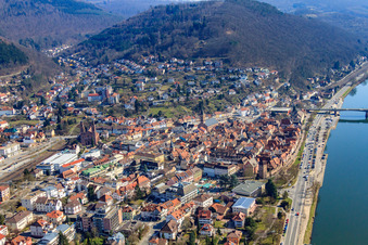 Vue aérienne de Vieille ville sur les rives du Neckar avec l'Uferstraße vue du nord-ouest à Eberbach dans le département Bade-Wurtemberg, Allemagne