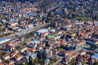 Vue aérienne de Vieille ville à la gare avec l'église Saint-Jean-Népomucène vue du nord-ouest à Eberbach dans le département Bade-Wurtemberg, Allemagne