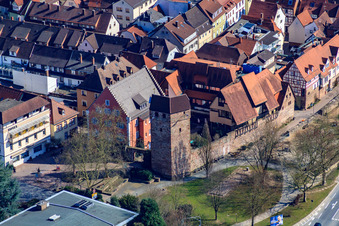 Vue aérienne de Tour Poudrière sur les remparts de la ville à Eberbach dans le département Bade-Wurtemberg, Allemagne