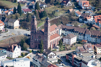 Vue aérienne de Église d'Es Nepomuk dans le centre de la vieille ville à Eberbach dans le département Bade-Wurtemberg, Allemagne