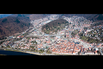 Vue aérienne de Perspective panoramique des rives du Neckar à Eberbach dans le département Bade-Wurtemberg, Allemagne