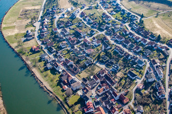 Vue aérienne de Du nord sur le Neckar à le quartier Rockenau in Eberbach dans le département Bade-Wurtemberg, Allemagne