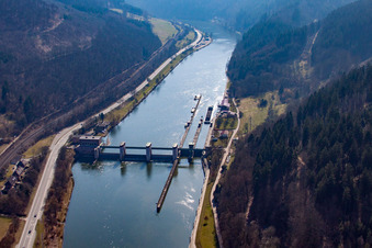 Vue aérienne de Barrage et écluse du Neckar Rockenau à le quartier Rockenau in Eberbach dans le département Bade-Wurtemberg, Allemagne