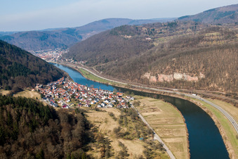 Vue aérienne de Les rives du Neckar à le quartier Rockenau in Eberbach dans le département Bade-Wurtemberg, Allemagne