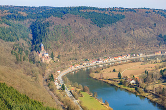 Vue aérienne de Château Zwingenberg au-dessus du Neckar vu de l'ouest à Zwingenberg dans le département Bade-Wurtemberg, Allemagne
