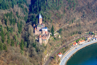 Vue aérienne de Château Zwingenberg au-dessus du Neckar vu de l'ouest à Zwingenberg dans le département Bade-Wurtemberg, Allemagne