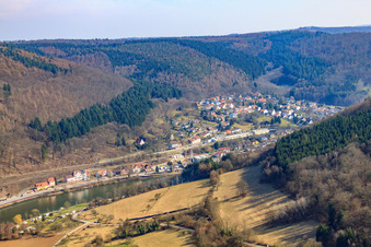Vue aérienne de Village sur le Neckar vu de l'ouest à Zwingenberg dans le département Bade-Wurtemberg, Allemagne