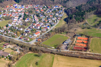 Vue aérienne de Terrains de sport du SV 1957 Zwingenberg eV à Neckargerach dans le département Bade-Wurtemberg, Allemagne