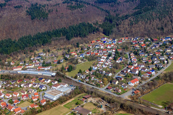 Vue aérienne de Rue de la Gare à Zwingenberg dans le département Bade-Wurtemberg, Allemagne