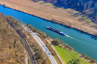 Vue aérienne de Péniche à gravier sur le Neckar à Neckargerach dans le département Bade-Wurtemberg, Allemagne
