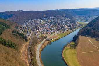Vue aérienne de Vue de la ville sur les rives du Neckar depuis le nord-ouest à Neckargerach dans le département Bade-Wurtemberg, Allemagne