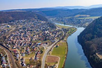 Vue aérienne de Vue de la ville sur les rives du Neckar depuis le nord-ouest à Neckargerach dans le département Bade-Wurtemberg, Allemagne