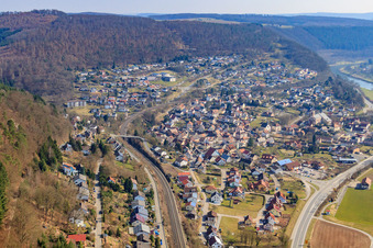 Vue aérienne de Vue de la ville depuis le nord-ouest à Neckargerach dans le département Bade-Wurtemberg, Allemagne