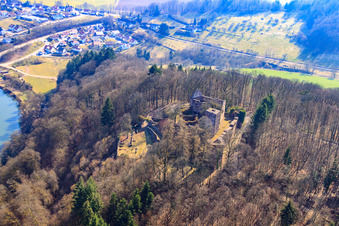 Vue aérienne de Ruines du château de Minneburg à le quartier Neckarkatzenbach in Neunkirchen dans le département Bade-Wurtemberg, Allemagne