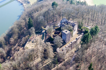Vue aérienne de Ruines et vestiges des murs de l'ancien château et forteresse de Minneburg au-dessus du Neckar à le quartier Neckarkatzenbach in Neunkirchen dans le département Bade-Wurtemberg, Allemagne