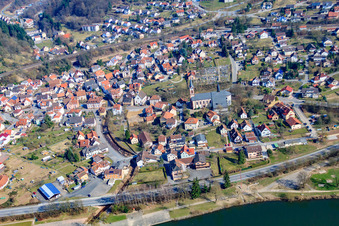 Vue aérienne de Église catholique de Sainte-Afra au cimetière à Neckargerach dans le département Bade-Wurtemberg, Allemagne