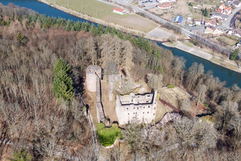 Vue aérienne de Ruines et vestiges des murs de l'ancien château et forteresse de Minneburg au-dessus du Neckar à le quartier Neckarkatzenbach in Neunkirchen dans le département Bade-Wurtemberg, Allemagne