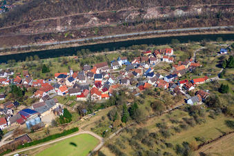 Vue aérienne de Village sur le Neckar vu du sud à le quartier Guttenbach in Neckargerach dans le département Bade-Wurtemberg, Allemagne