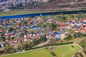 Vue aérienne de Village sur le Neckar vu du sud à le quartier Guttenbach in Neckargerach dans le département Bade-Wurtemberg, Allemagne