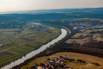 Vue aérienne de Place sur le Neckar en face de la centrale nucléaire de Neckarwestheim à Binau dans le département Bade-Wurtemberg, Allemagne