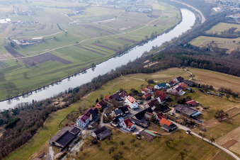 Vue aérienne de Bâtiment de la maison d'hôtes et de la pension Schreckhof au-dessus du Neckar à le quartier Schreckhof in Mosbach dans le département Bade-Wurtemberg, Allemagne