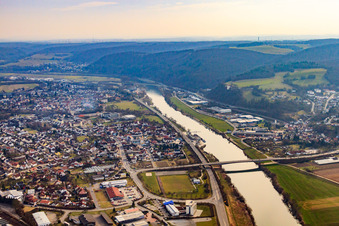 Vue aérienne de Pont du Neckar à Obrigheim à Mosbach dans le département Bade-Wurtemberg, Allemagne