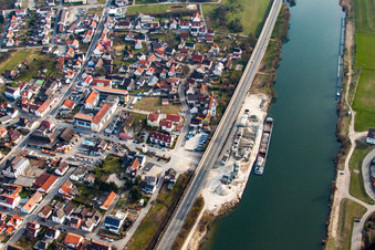Vue aérienne de Les rives du Neckar à le quartier Neckarelz in Mosbach dans le département Bade-Wurtemberg, Allemagne