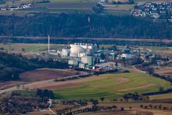 Vue aérienne de Réacteurs et installations déclassés de la centrale nucléaire - Centrale nucléaire NPP EnBW Kernkraft GmbH, centrale nucléaire Obrigheim à Obrigheim dans le département Bade-Wurtemberg, Allemagne