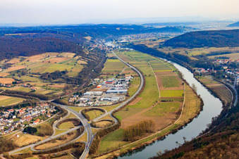 Vue aérienne de Jonction des autoroutes fédérales B27 et B292 à le quartier Neckarelz in Mosbach dans le département Bade-Wurtemberg, Allemagne