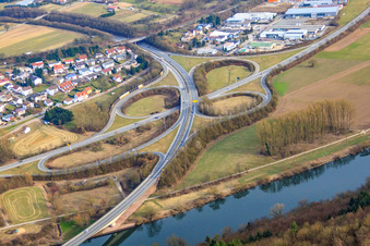 Vue aérienne de Jonction des autoroutes fédérales B27 et B292 à le quartier Neckarelz in Mosbach dans le département Bade-Wurtemberg, Allemagne