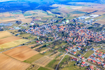 Vue aérienne de Village du Kraichgau vu du nord à Hüffenhardt dans le département Bade-Wurtemberg, Allemagne