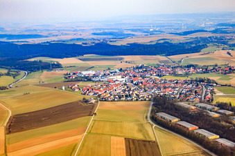 Vue aérienne de Village du Kraichgau vu du nord-ouest à Siegelsbach dans le département Bade-Wurtemberg, Allemagne
