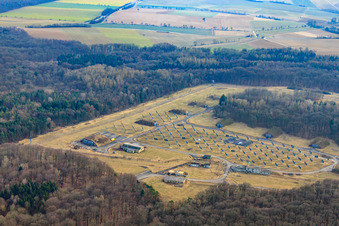Vue aérienne de Système solaire photovoltaïque sur un site de conversion à le quartier Obergimpern in Bad Rappenau dans le département Bade-Wurtemberg, Allemagne
