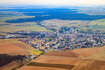 Vue aérienne de Village du Kraichgau vu du nord à le quartier Obergimpern in Bad Rappenau dans le département Bade-Wurtemberg, Allemagne